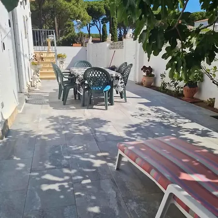 Σπίτι διακοπών Cozy House In With Garden