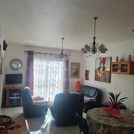 Cozy House In With Garden Nyaraló